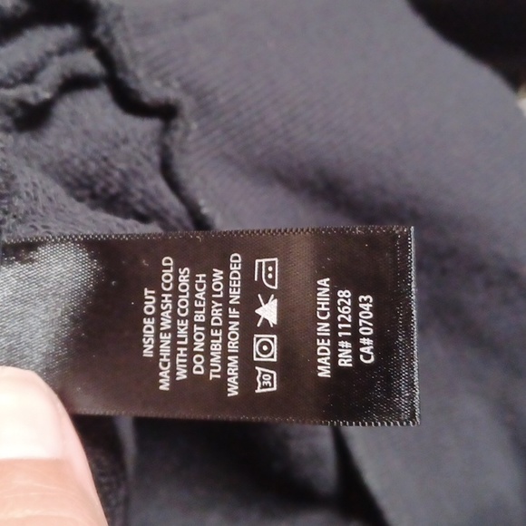 MAX JEANS- Sz Med- Crewneck, Lace sleeves/Shoulders- W/Side Slits- Black - Picture 8 of 8